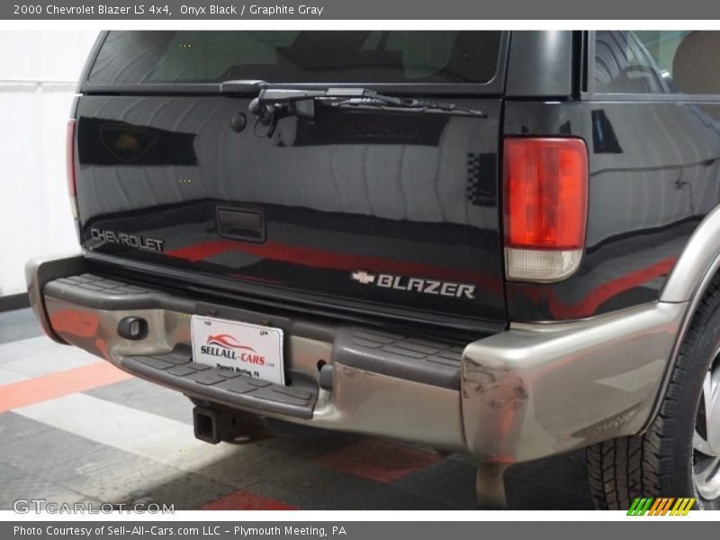 Onyx Black / Graphite Gray 2000 Chevrolet Blazer LS 4x4
