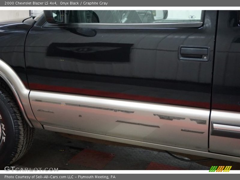 Onyx Black / Graphite Gray 2000 Chevrolet Blazer LS 4x4