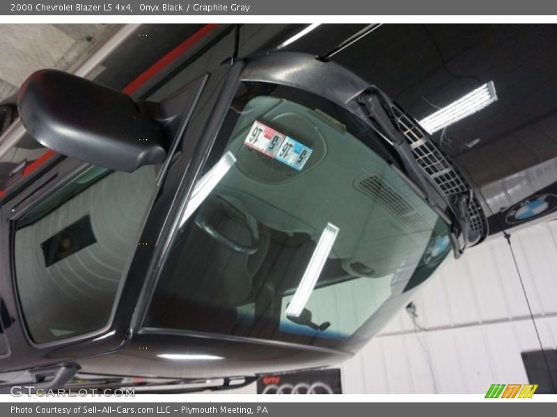 Onyx Black / Graphite Gray 2000 Chevrolet Blazer LS 4x4