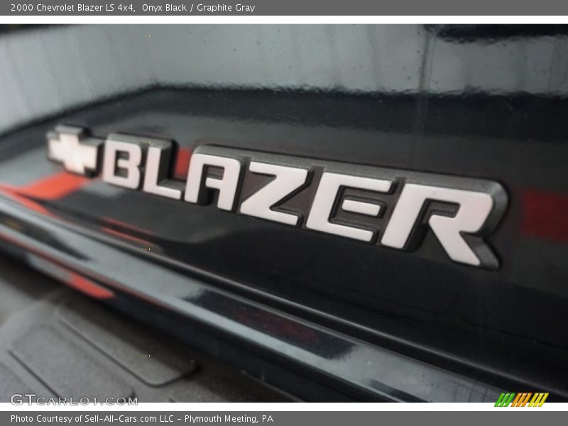 Onyx Black / Graphite Gray 2000 Chevrolet Blazer LS 4x4