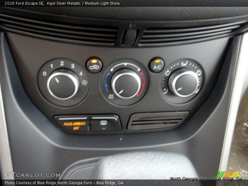 Ingot Silver Metallic / Medium Light Stone 2016 Ford Escape SE