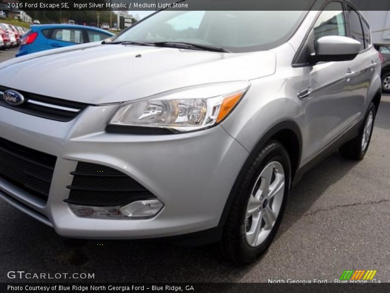 Ingot Silver Metallic / Medium Light Stone 2016 Ford Escape SE