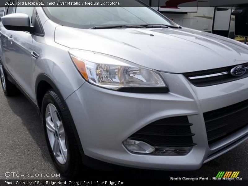 Ingot Silver Metallic / Medium Light Stone 2016 Ford Escape SE