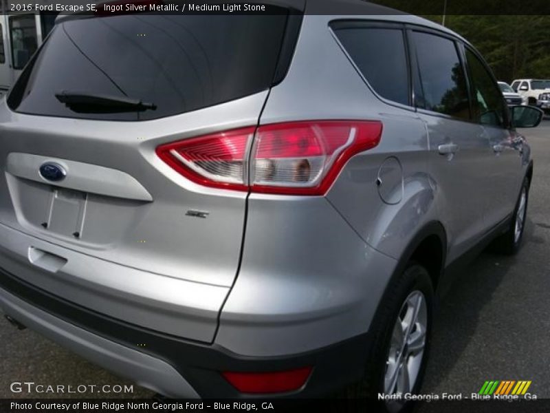 Ingot Silver Metallic / Medium Light Stone 2016 Ford Escape SE