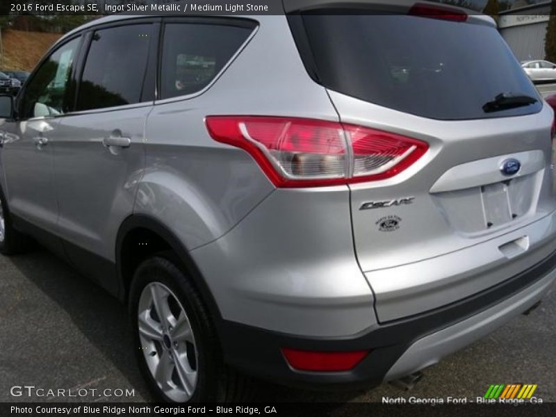 Ingot Silver Metallic / Medium Light Stone 2016 Ford Escape SE