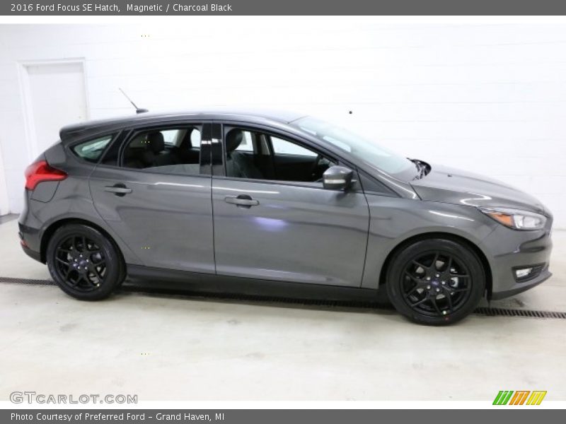 Magnetic / Charcoal Black 2016 Ford Focus SE Hatch