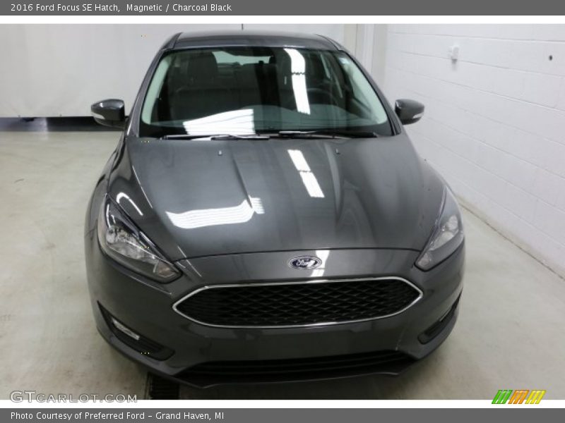 Magnetic / Charcoal Black 2016 Ford Focus SE Hatch