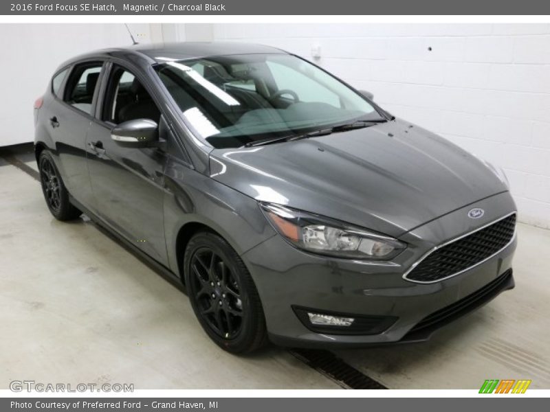 Magnetic / Charcoal Black 2016 Ford Focus SE Hatch