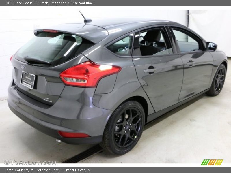Magnetic / Charcoal Black 2016 Ford Focus SE Hatch