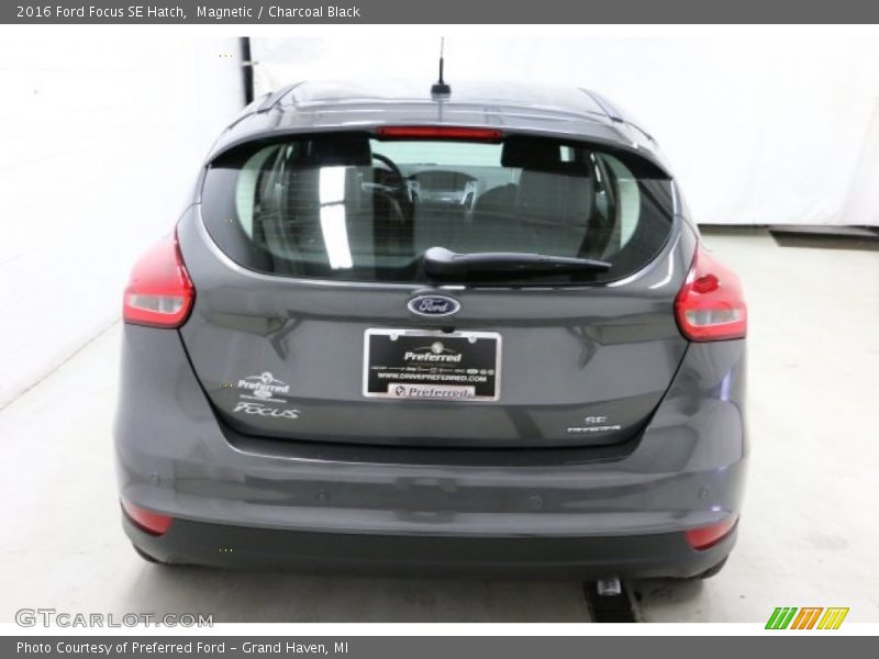 Magnetic / Charcoal Black 2016 Ford Focus SE Hatch