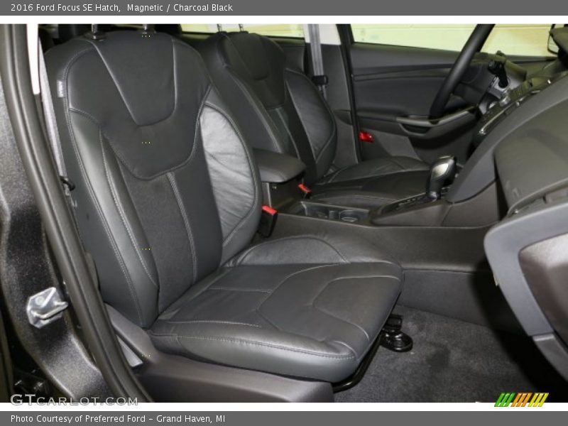 Magnetic / Charcoal Black 2016 Ford Focus SE Hatch