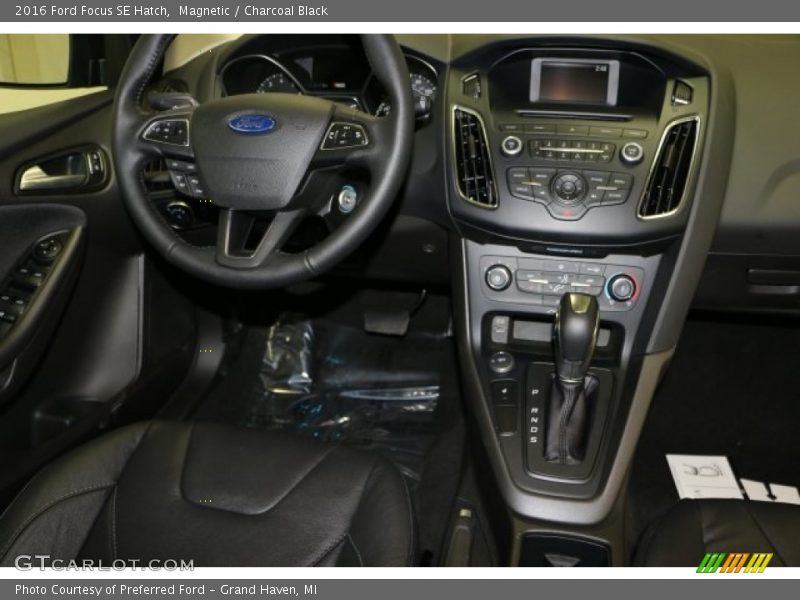 Magnetic / Charcoal Black 2016 Ford Focus SE Hatch