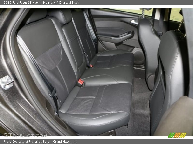 Magnetic / Charcoal Black 2016 Ford Focus SE Hatch