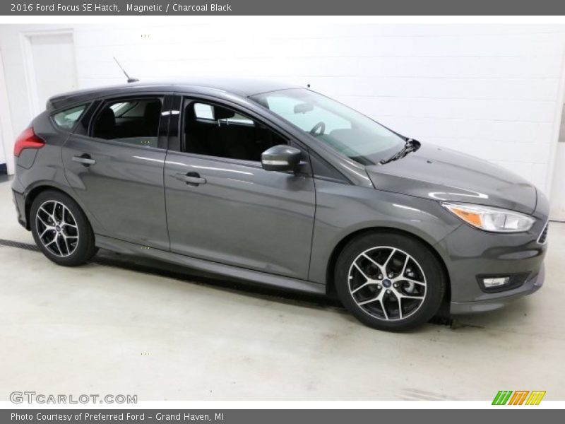Magnetic / Charcoal Black 2016 Ford Focus SE Hatch
