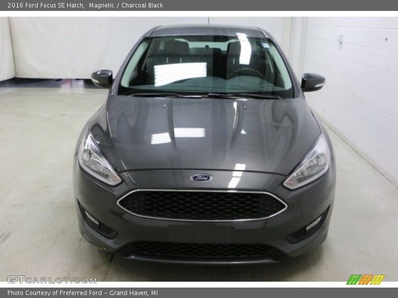 Magnetic / Charcoal Black 2016 Ford Focus SE Hatch