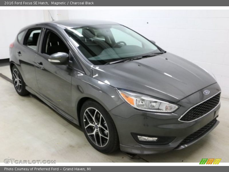 Magnetic / Charcoal Black 2016 Ford Focus SE Hatch