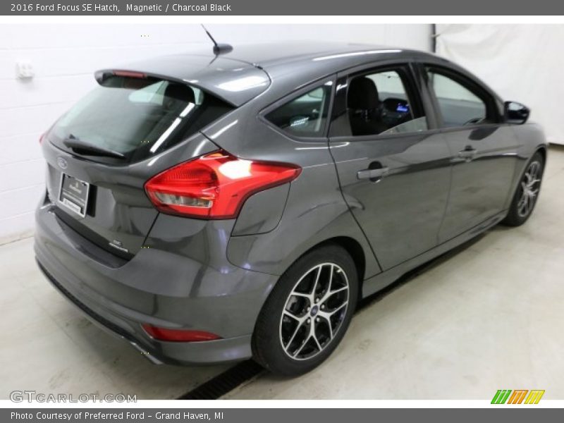 Magnetic / Charcoal Black 2016 Ford Focus SE Hatch