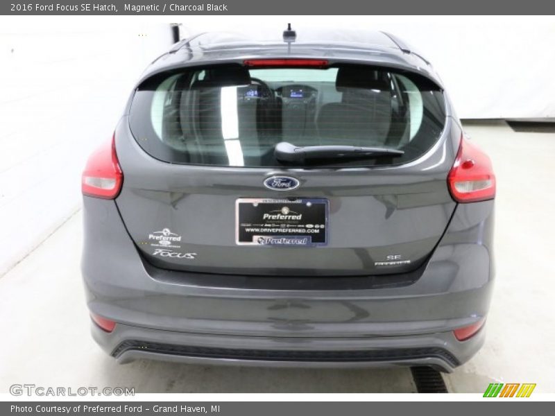 Magnetic / Charcoal Black 2016 Ford Focus SE Hatch