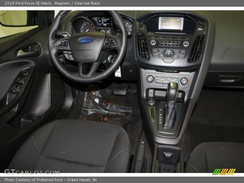 Magnetic / Charcoal Black 2016 Ford Focus SE Hatch