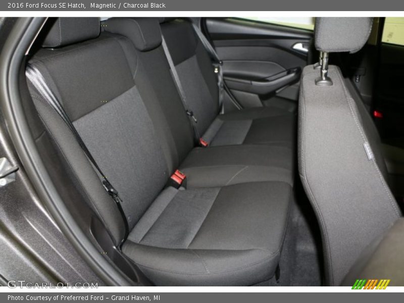 Magnetic / Charcoal Black 2016 Ford Focus SE Hatch