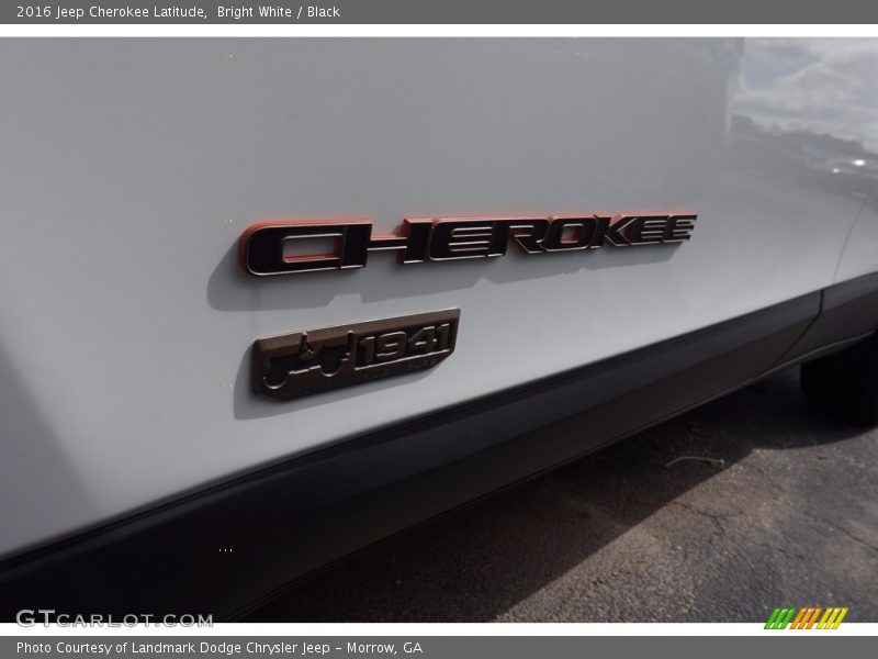 Bright White / Black 2016 Jeep Cherokee Latitude