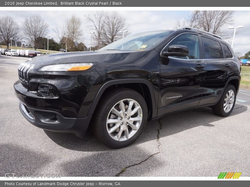 Front 3/4 View of 2016 Cherokee Limited