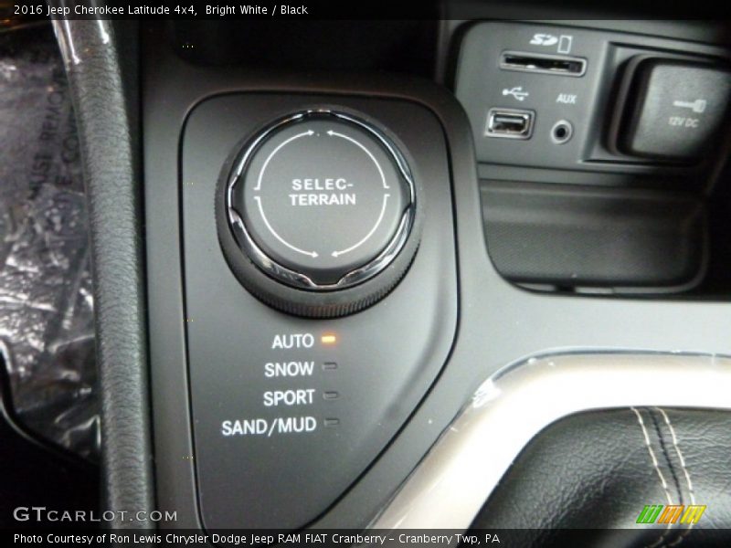 Bright White / Black 2016 Jeep Cherokee Latitude 4x4