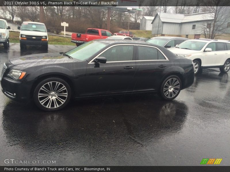 Phantom Black Tri-Coat Pearl / Black/Red 2013 Chrysler 300 S V6