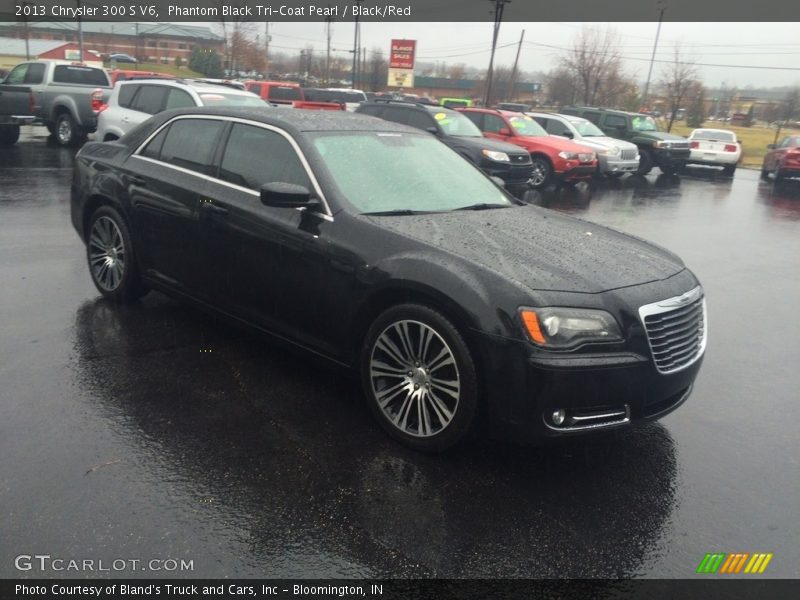 Phantom Black Tri-Coat Pearl / Black/Red 2013 Chrysler 300 S V6