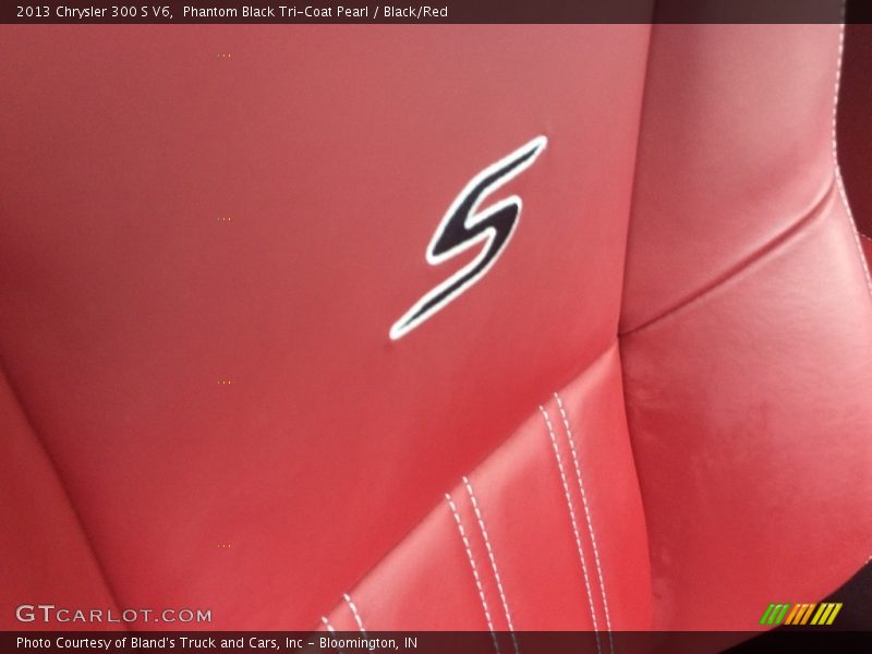Phantom Black Tri-Coat Pearl / Black/Red 2013 Chrysler 300 S V6