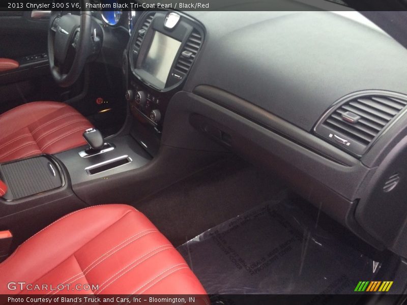 Phantom Black Tri-Coat Pearl / Black/Red 2013 Chrysler 300 S V6