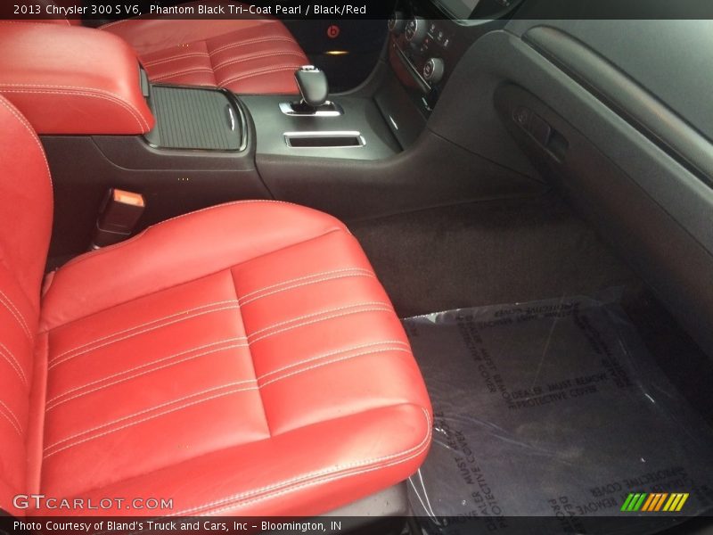 Phantom Black Tri-Coat Pearl / Black/Red 2013 Chrysler 300 S V6