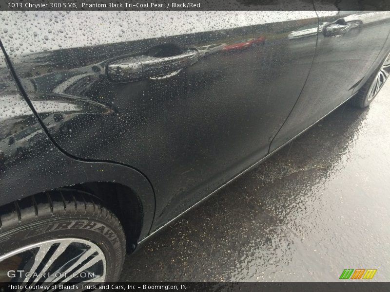 Phantom Black Tri-Coat Pearl / Black/Red 2013 Chrysler 300 S V6