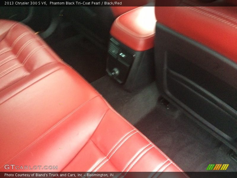 Phantom Black Tri-Coat Pearl / Black/Red 2013 Chrysler 300 S V6