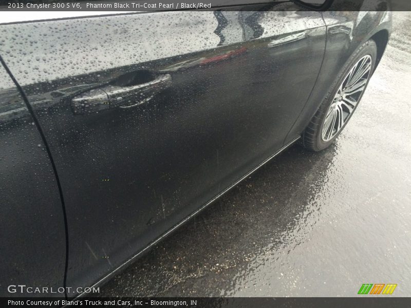Phantom Black Tri-Coat Pearl / Black/Red 2013 Chrysler 300 S V6