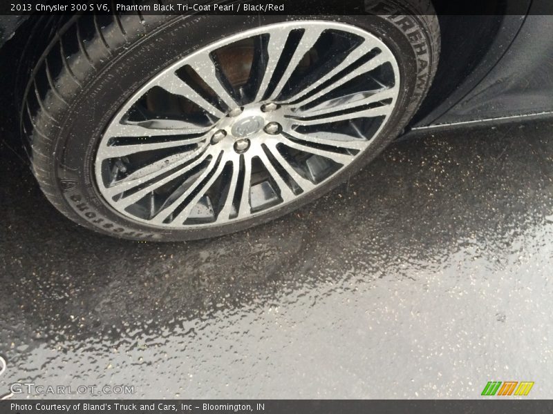 Phantom Black Tri-Coat Pearl / Black/Red 2013 Chrysler 300 S V6