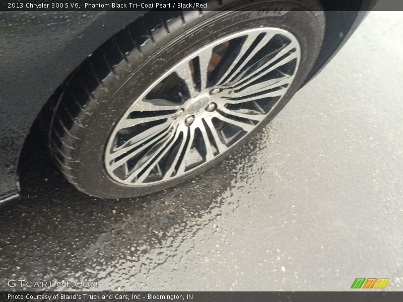 Phantom Black Tri-Coat Pearl / Black/Red 2013 Chrysler 300 S V6