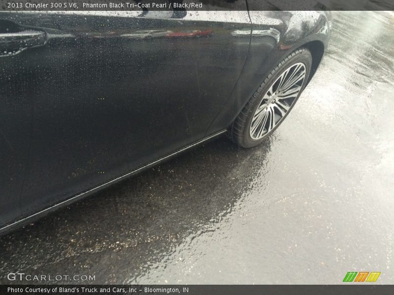 Phantom Black Tri-Coat Pearl / Black/Red 2013 Chrysler 300 S V6