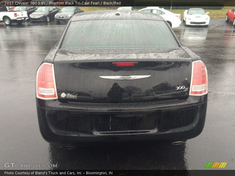Phantom Black Tri-Coat Pearl / Black/Red 2013 Chrysler 300 S V6