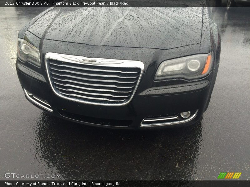 Phantom Black Tri-Coat Pearl / Black/Red 2013 Chrysler 300 S V6