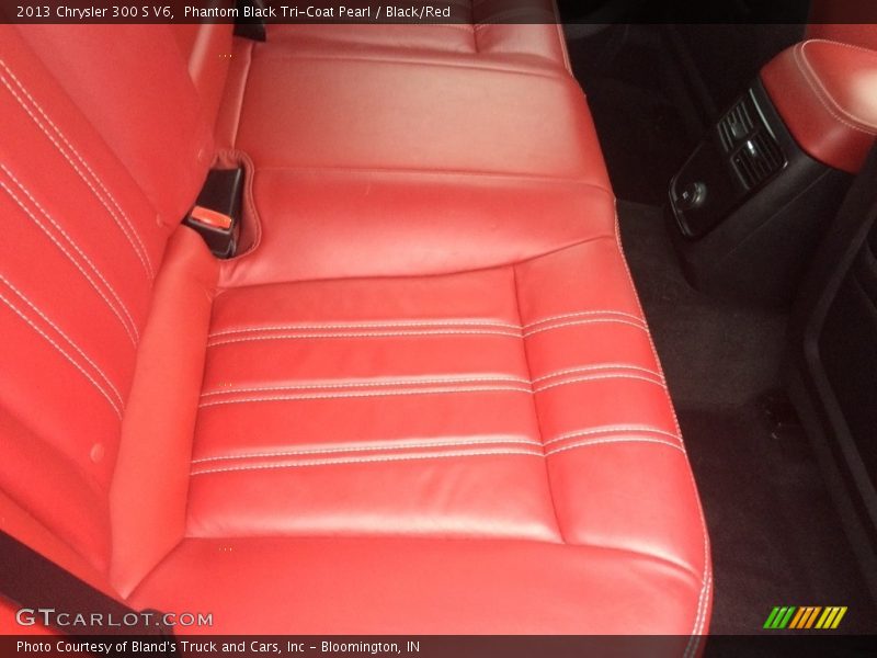 Phantom Black Tri-Coat Pearl / Black/Red 2013 Chrysler 300 S V6