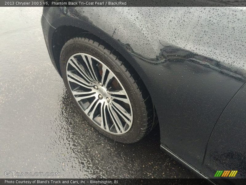 Phantom Black Tri-Coat Pearl / Black/Red 2013 Chrysler 300 S V6