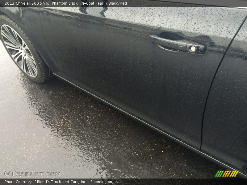Phantom Black Tri-Coat Pearl / Black/Red 2013 Chrysler 300 S V6