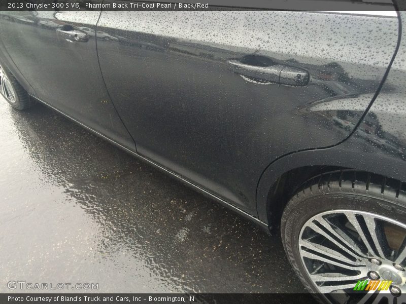 Phantom Black Tri-Coat Pearl / Black/Red 2013 Chrysler 300 S V6