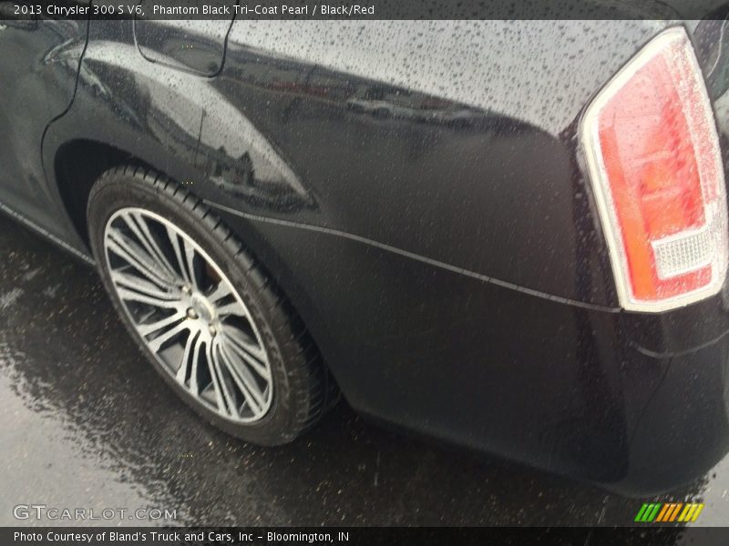 Phantom Black Tri-Coat Pearl / Black/Red 2013 Chrysler 300 S V6