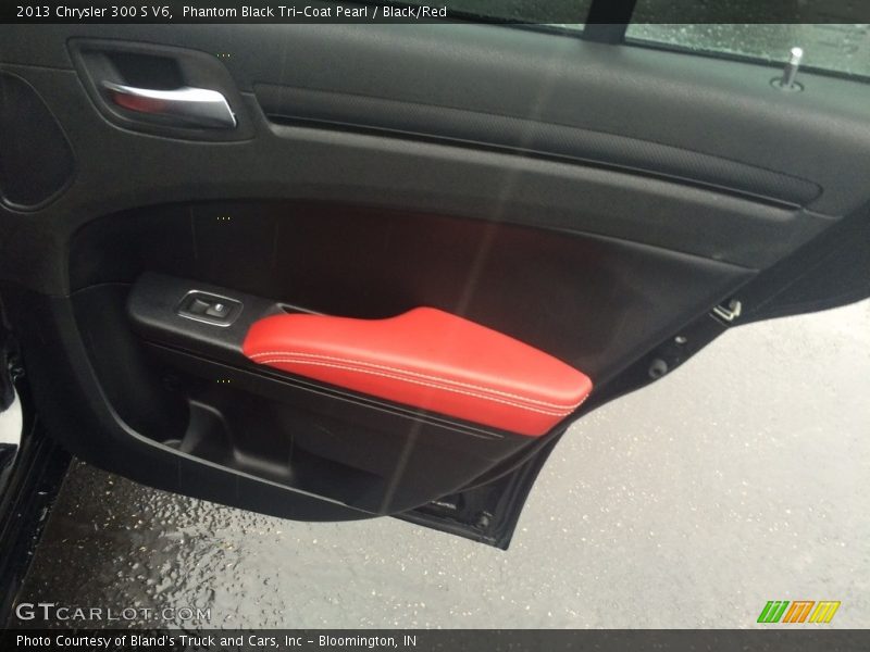 Phantom Black Tri-Coat Pearl / Black/Red 2013 Chrysler 300 S V6