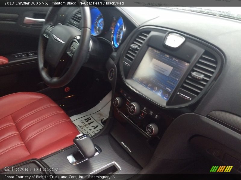 Phantom Black Tri-Coat Pearl / Black/Red 2013 Chrysler 300 S V6