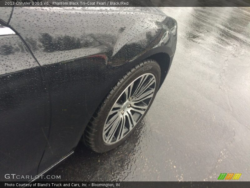 Phantom Black Tri-Coat Pearl / Black/Red 2013 Chrysler 300 S V6