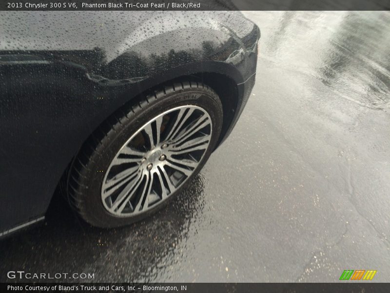Phantom Black Tri-Coat Pearl / Black/Red 2013 Chrysler 300 S V6