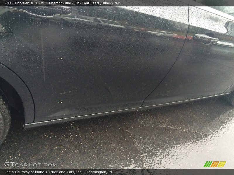 Phantom Black Tri-Coat Pearl / Black/Red 2013 Chrysler 300 S V6